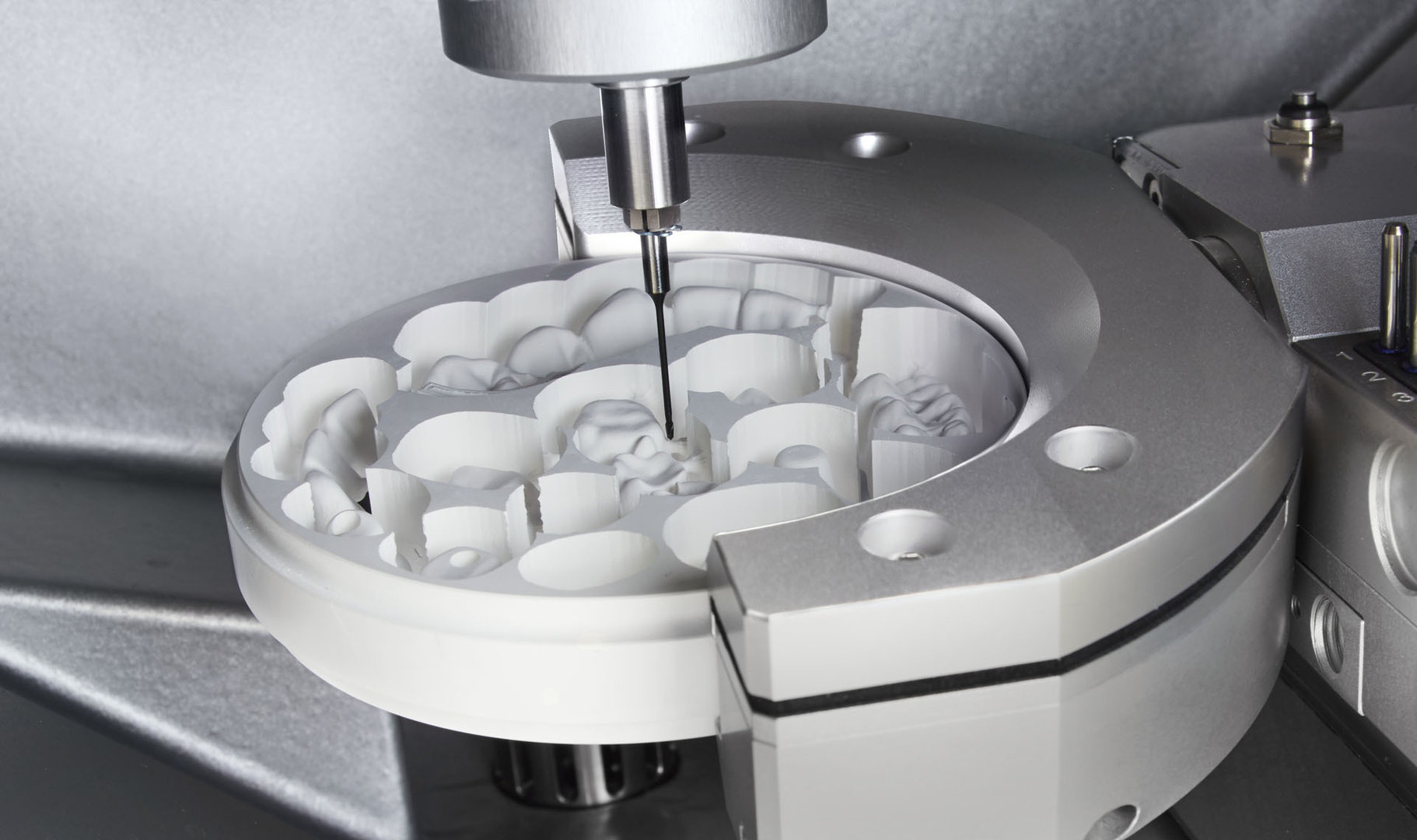 ¿Qué es una Fresadora y Para Qué Sirve? Aplicaciones en el Laboratorio Dental